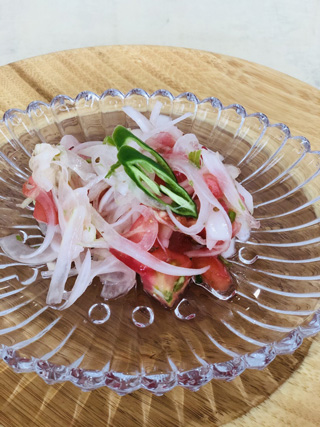 トマトと玉ねぎのカチュンバル（インド風酢の物）