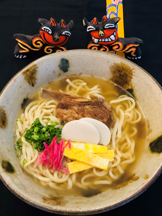 ソーキそば(沖縄そば)~中華麵の変化形沖縄そば~