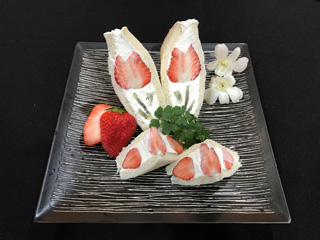 イチゴのフルーツサンドイッチ